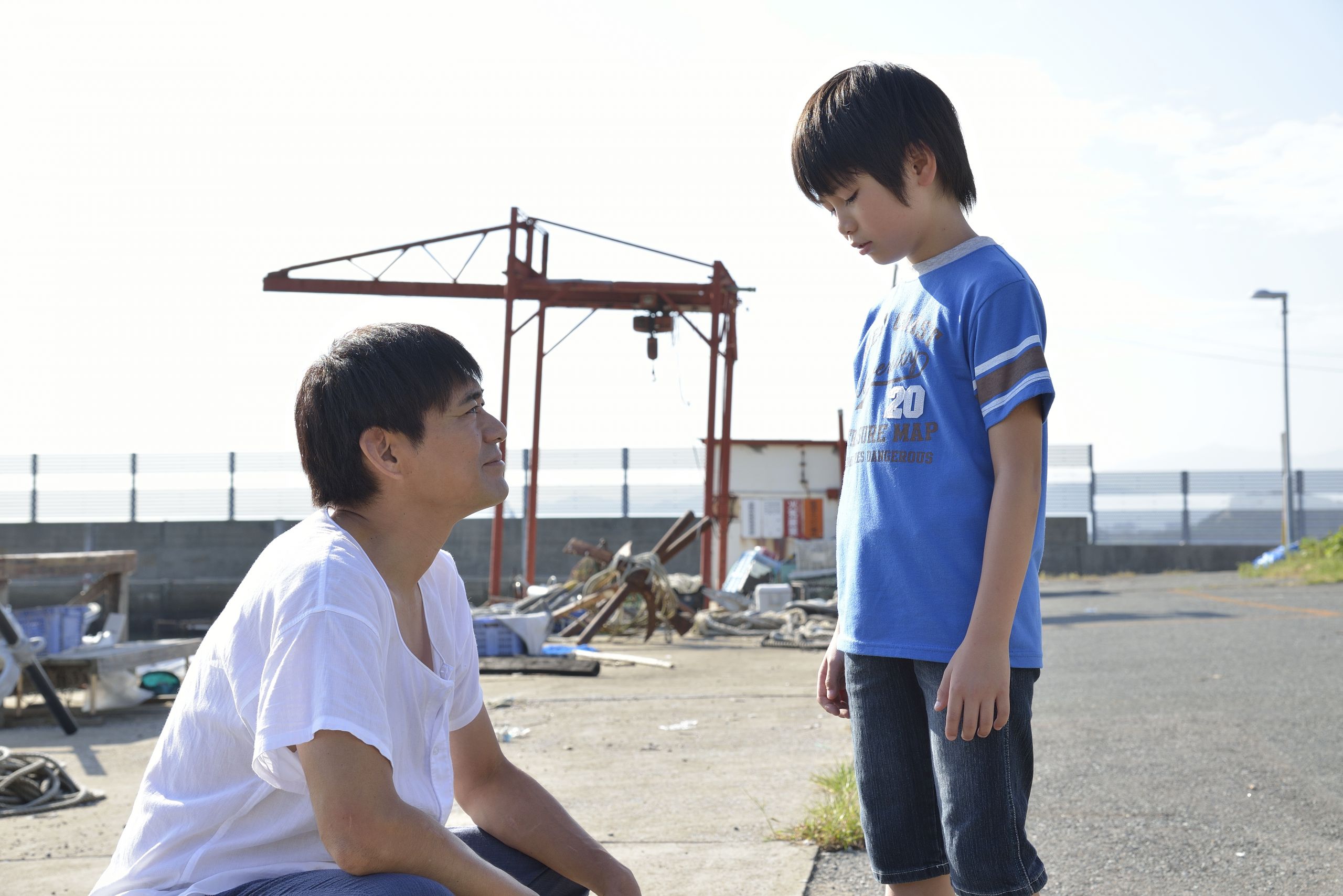 連れて行かれそうになるユイ