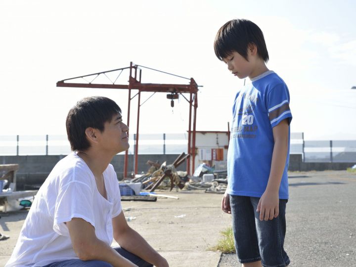 連れて行かれそうになるユイ